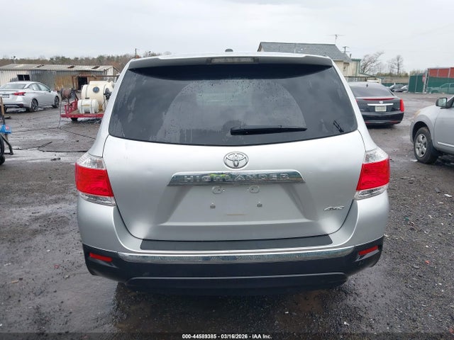 Toyota Highlander Base V6