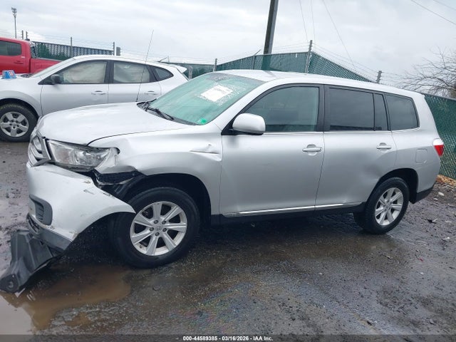 Toyota Highlander Base V6