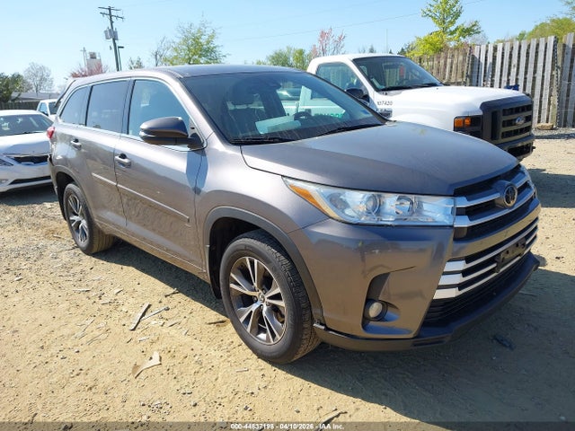 Salvage Toyota Highlander Image