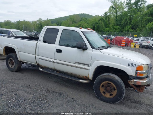 Salvage GMC Sierra 2500 Image