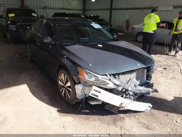 Salvage Nissan Altima Image