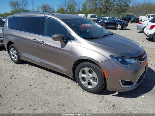Salvage Chrysler Pacifica Image