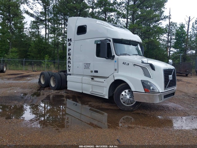 Salvage Volvo Vn Image