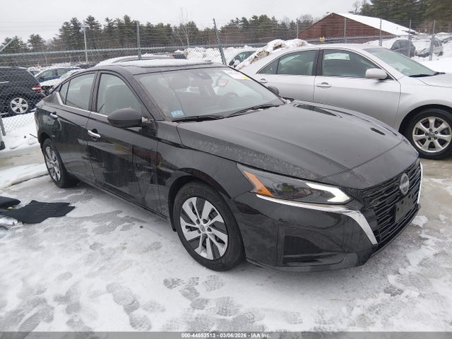 Salvage Nissan Altima Image