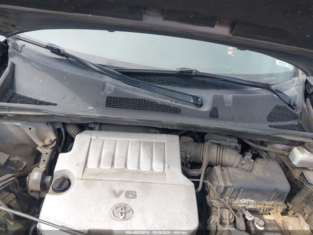 Toyota Highlander Base V6