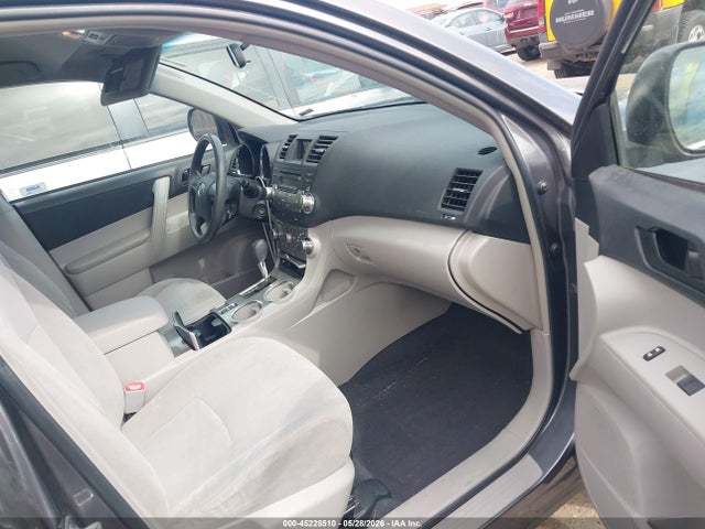 Toyota Highlander Base V6