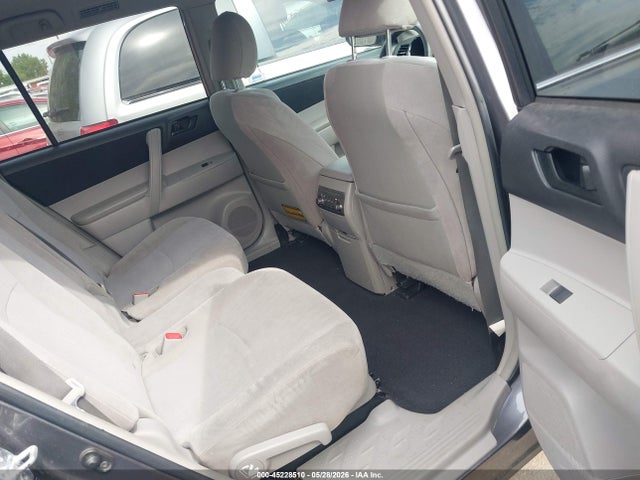 Toyota Highlander Base V6