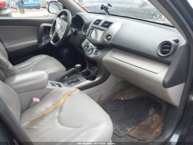 Toyota RAV4 Limited V6