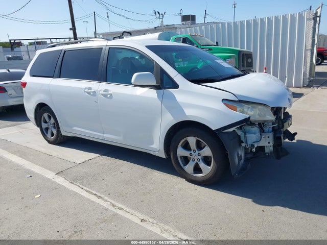 Salvage Toyota Sienna Image