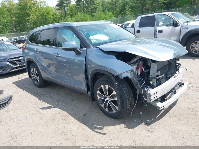 Salvage Toyota Highlander Image