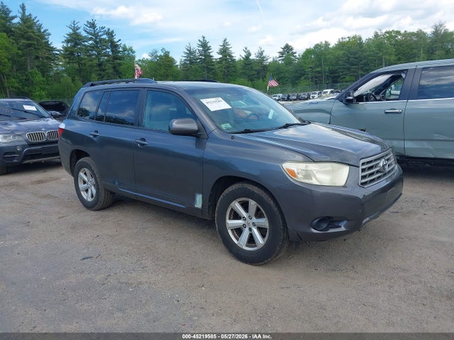 Salvage Toyota Highlander Image
