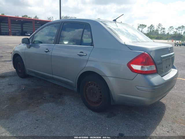 Nissan Versa 1.8s