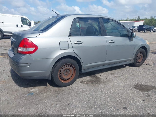 Nissan Versa 1.8s