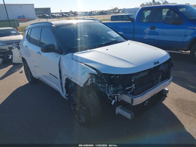 Salvage Jeep Compass Image