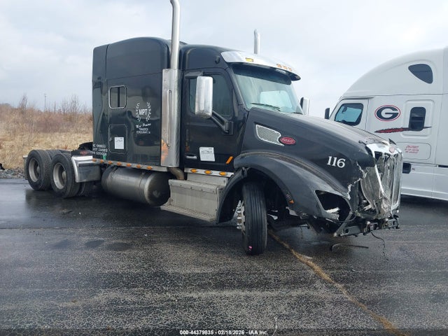 Salvage Peterbilt 579 Image