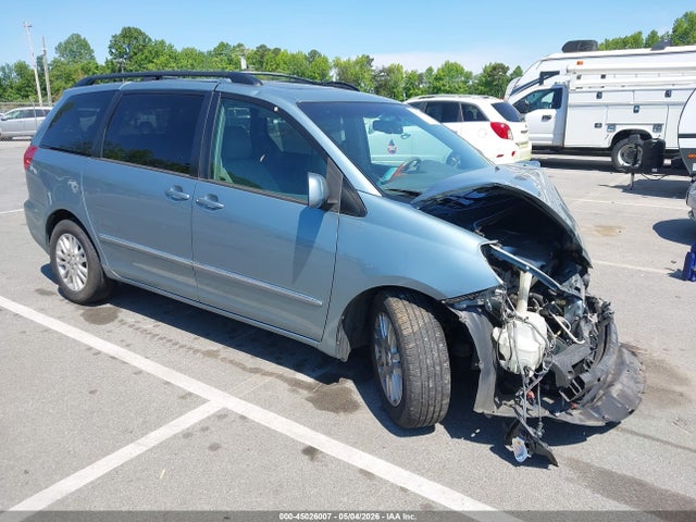 Salvage Toyota Sienna Image