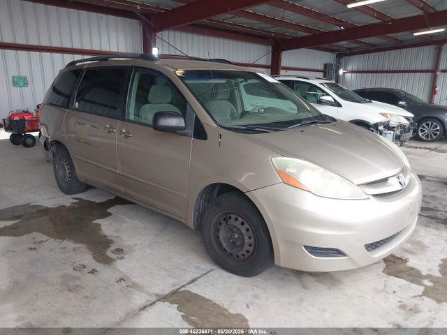 Salvage Toyota Sienna Image
