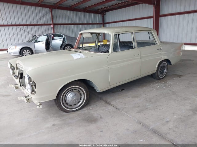 Mercedes-Benz 230