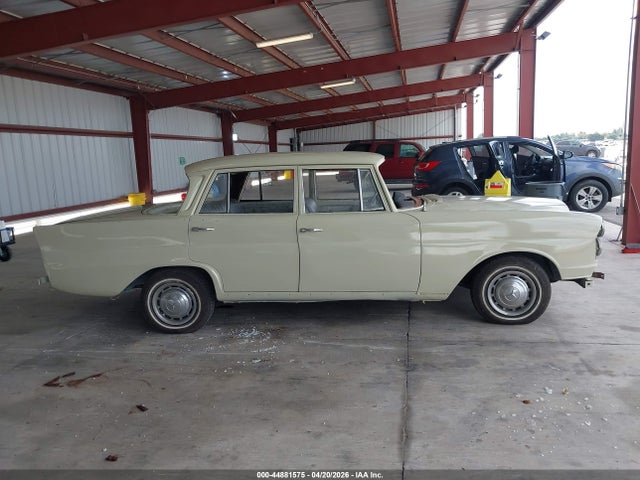Mercedes-Benz 230