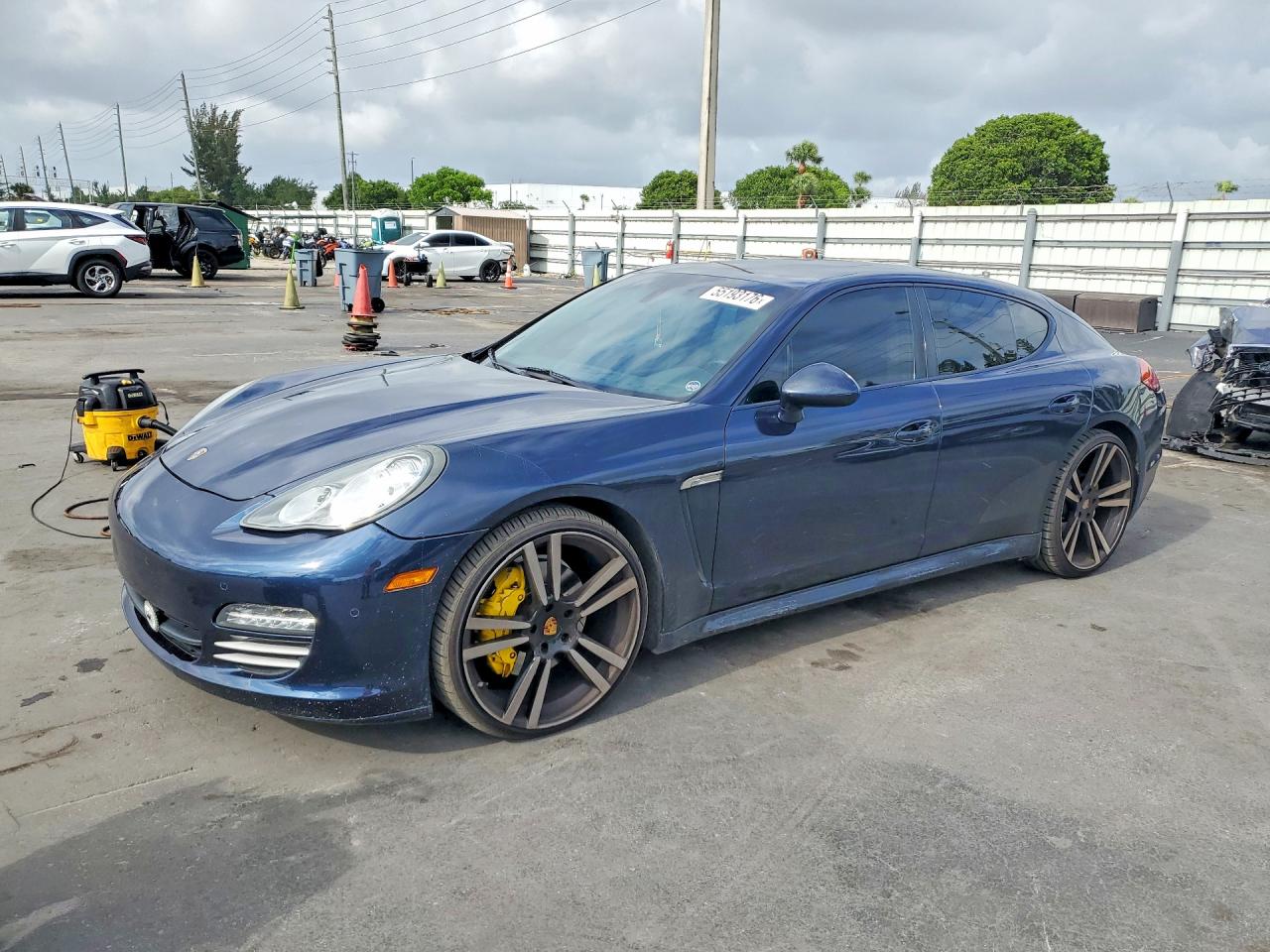 Salvage Porsche Panamera Image