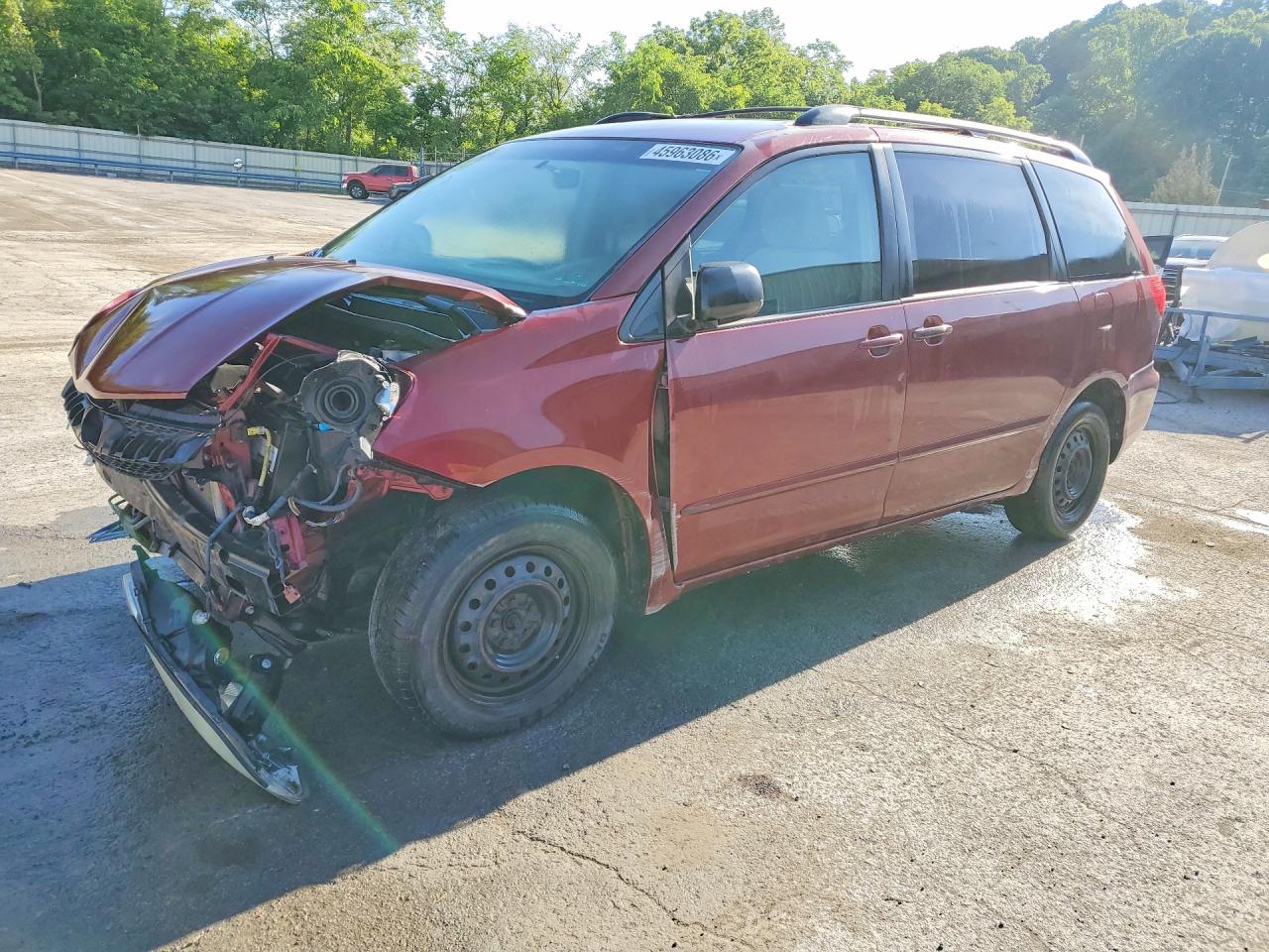 Salvage Toyota Sienna Image