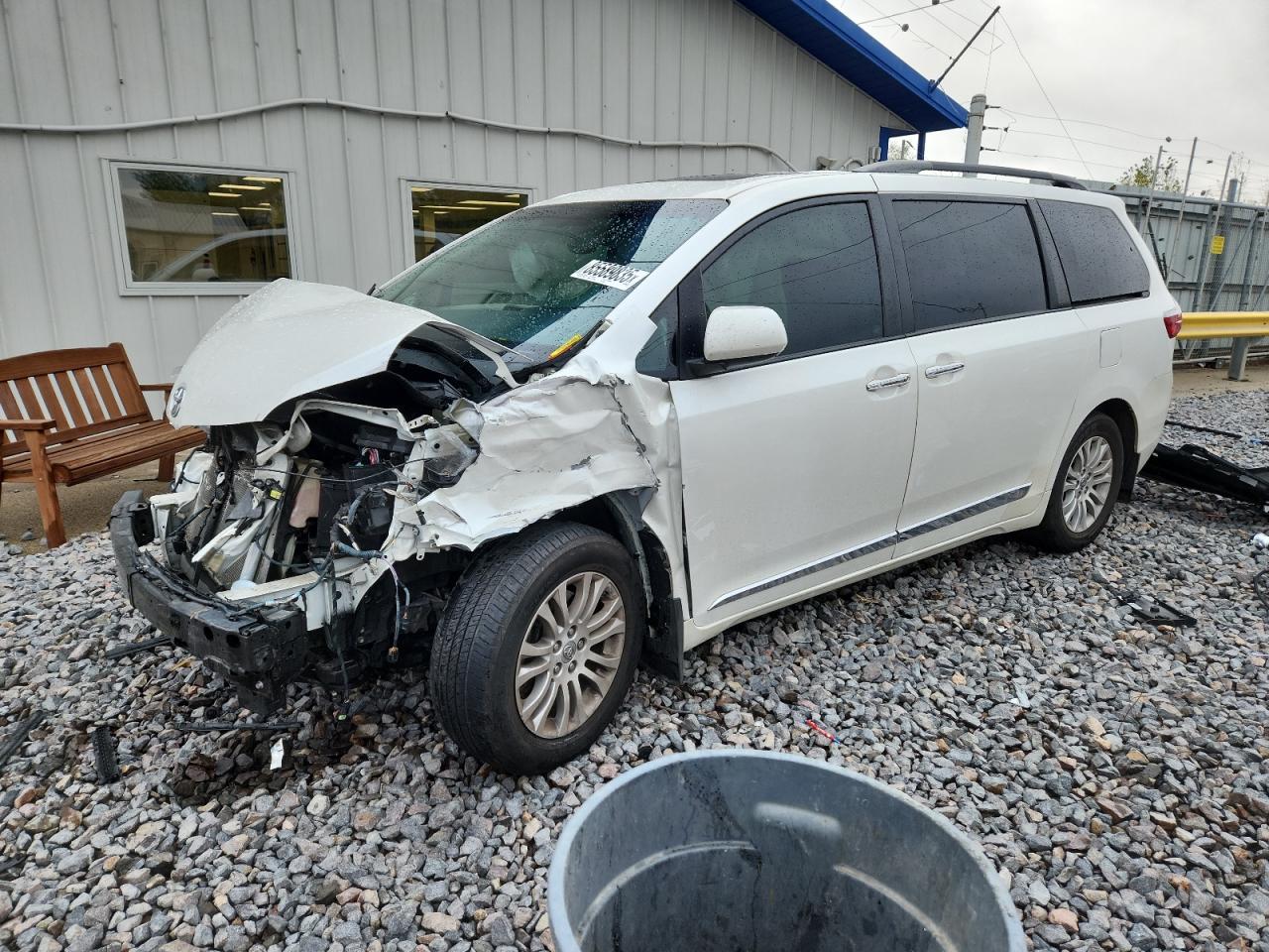 Salvage Toyota Sienna Image