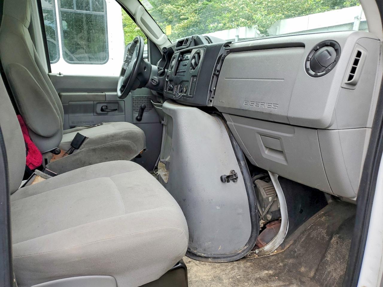 Ford Econoline E350 Super Duty Cutaway Van