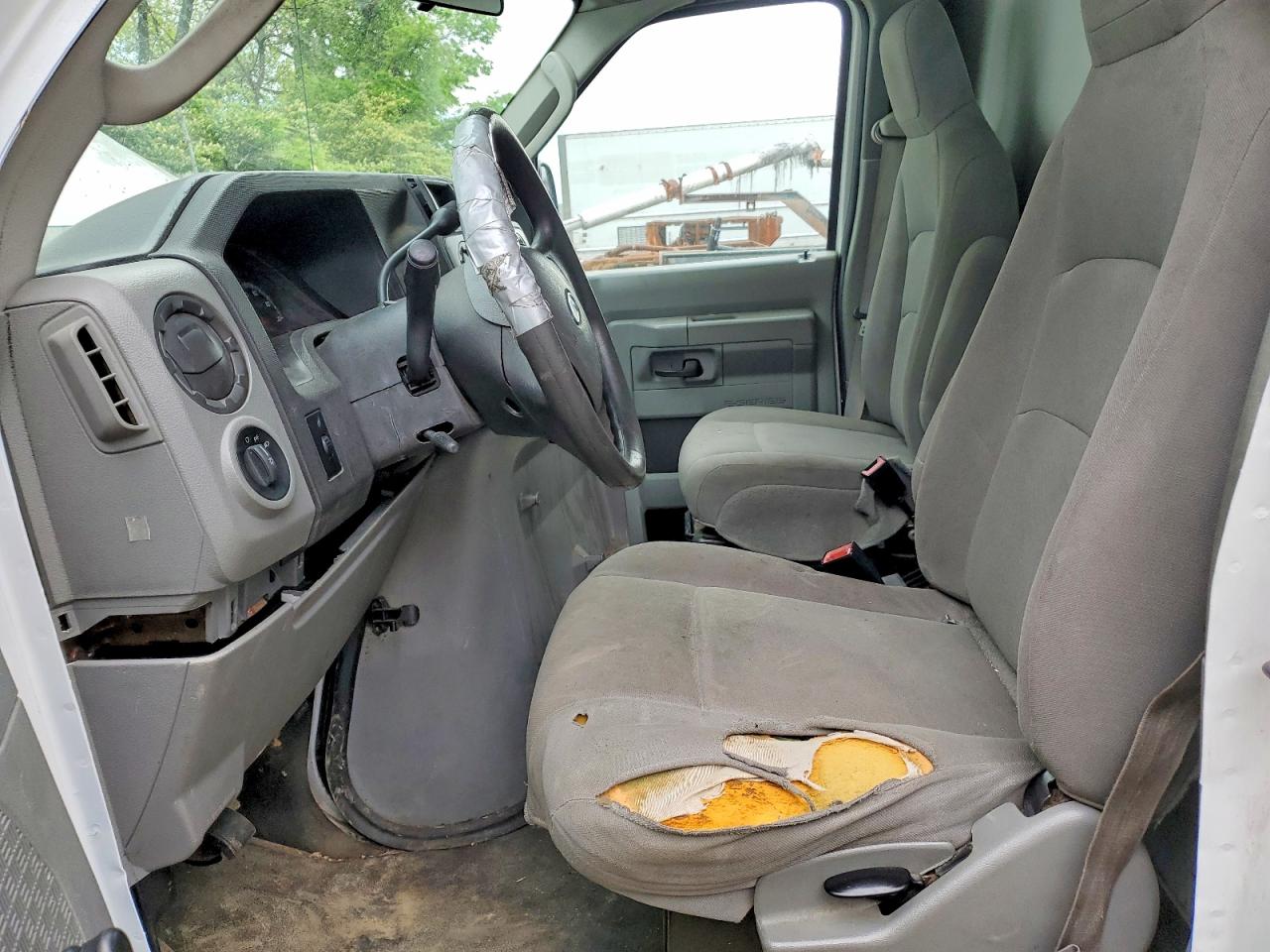 Ford Econoline E350 Super Duty Cutaway Van