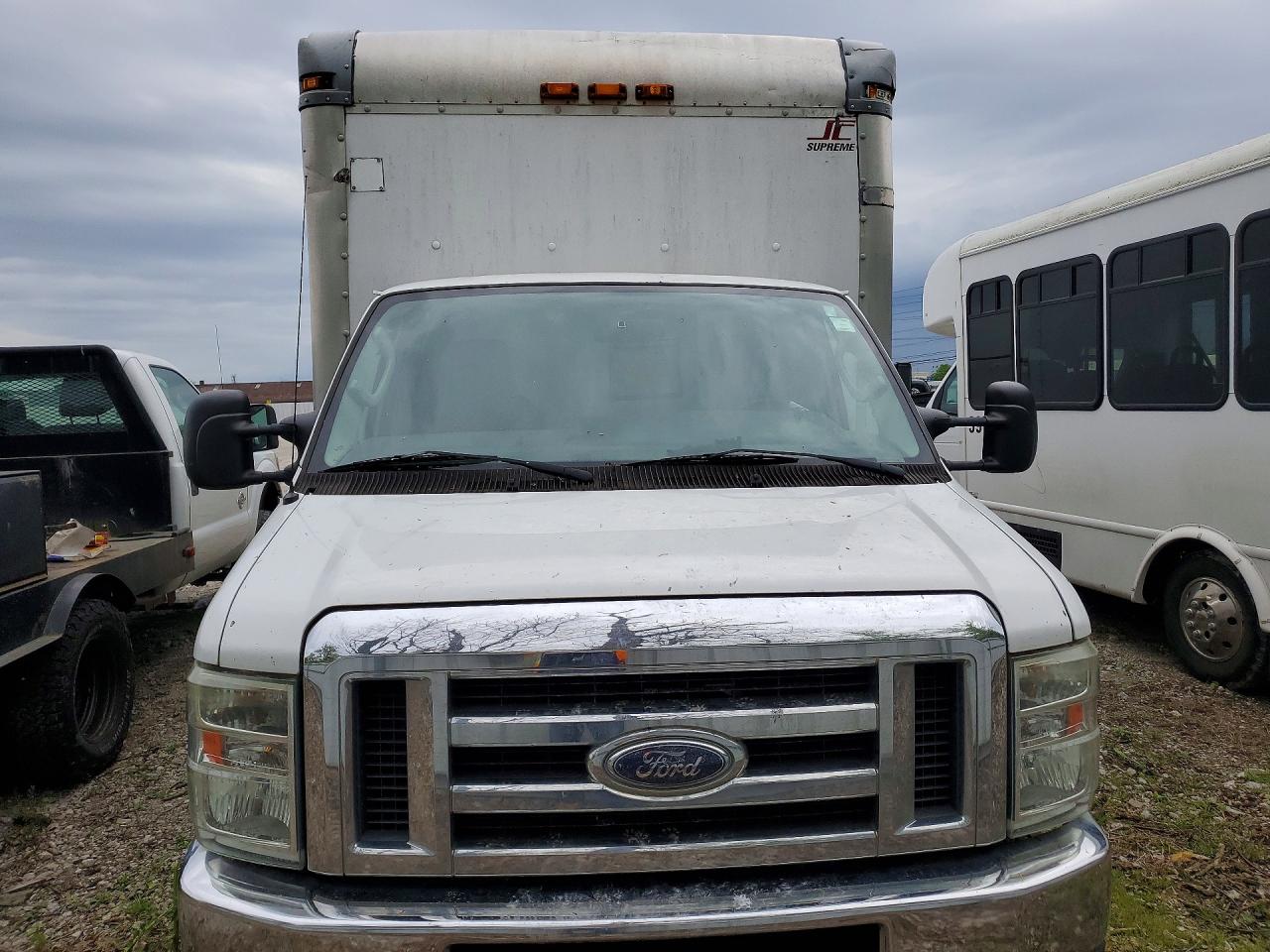 Ford Econoline E350 Super Duty Cutaway Van