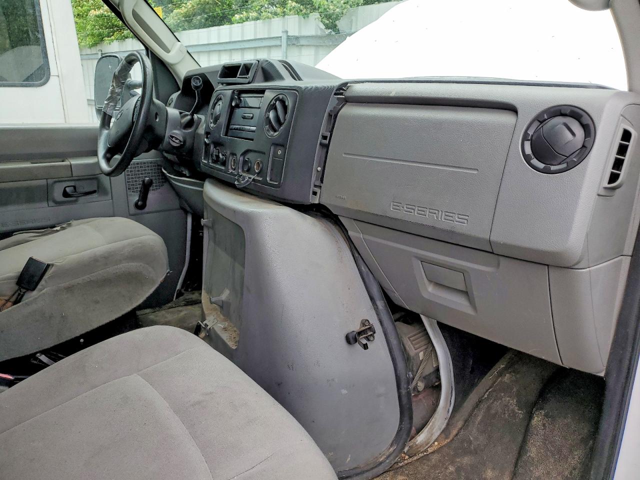 Ford Econoline E350 Super Duty Cutaway Van