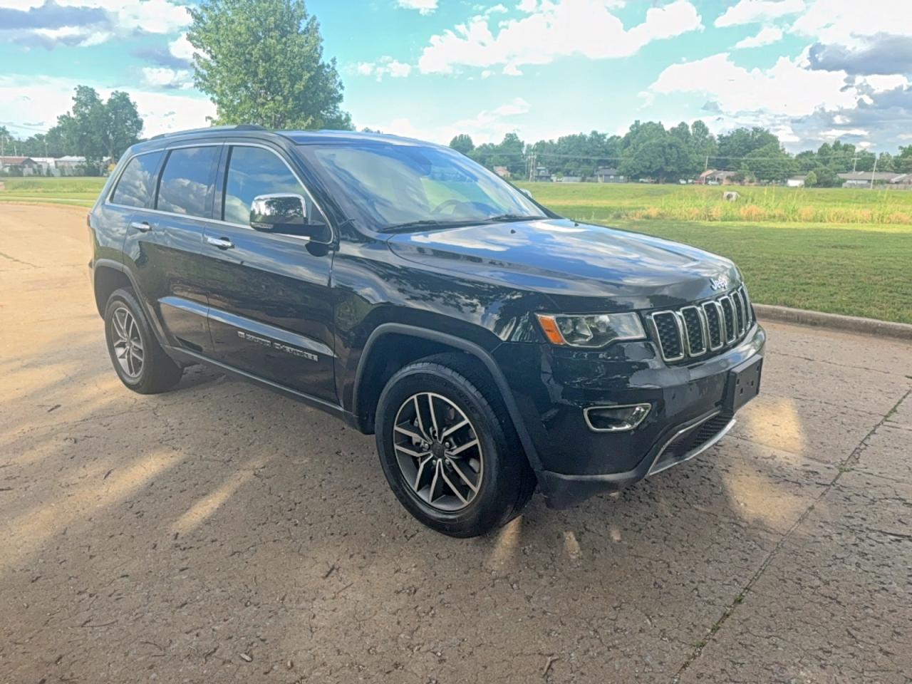 Salvage Jeep Cherokee Image