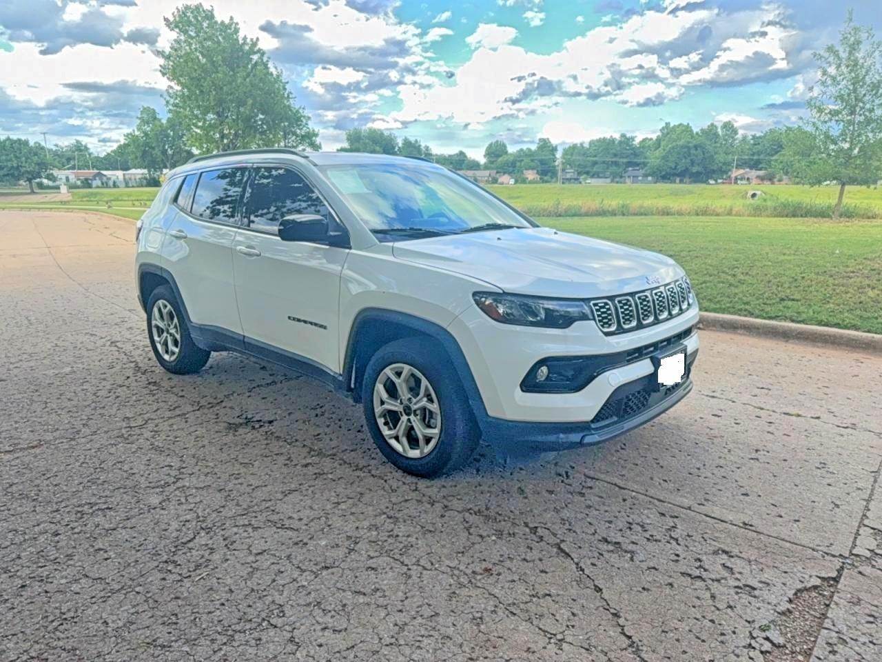Salvage Jeep Compass Image
