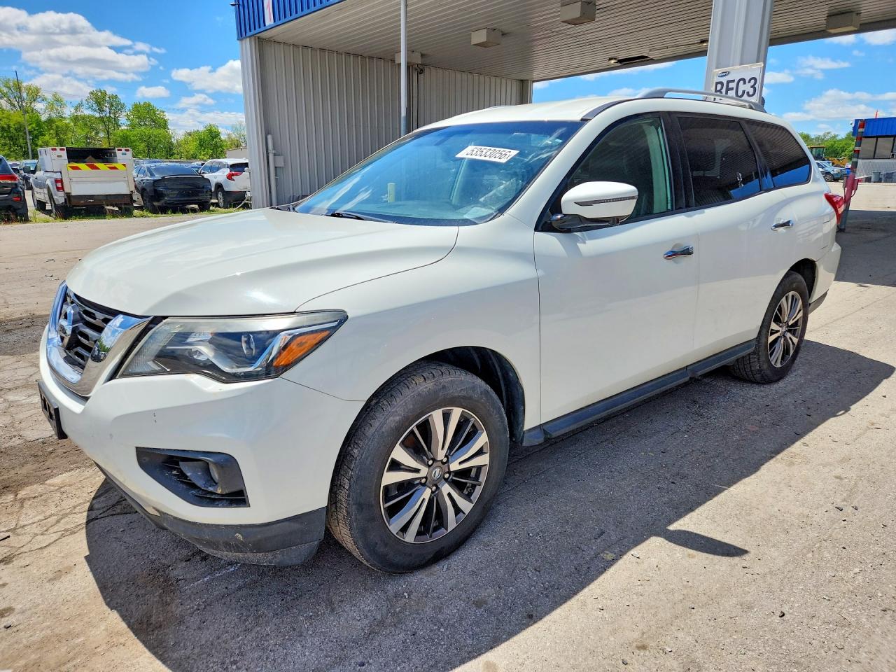 Salvage Nissan Pathfinder Image
