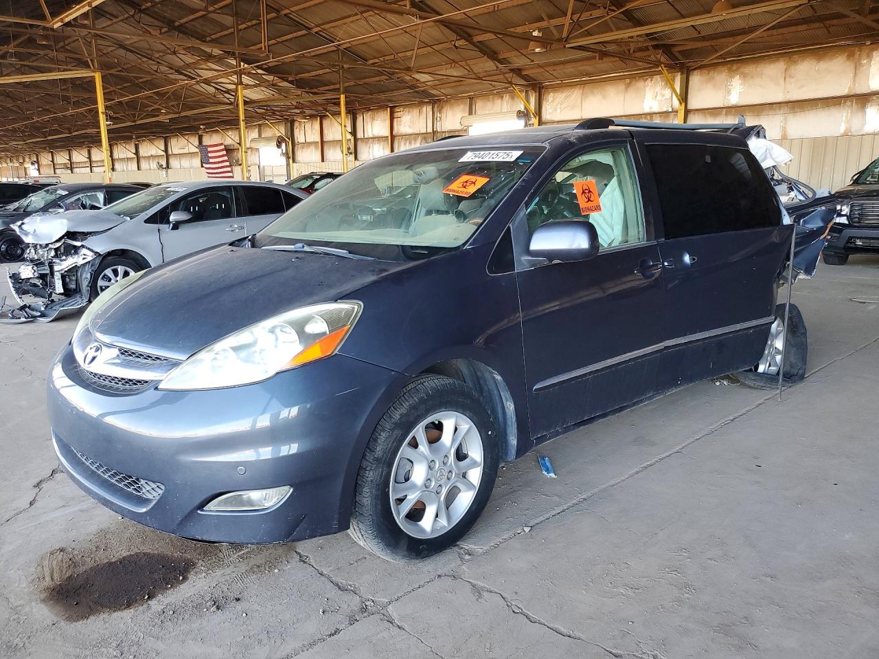 Salvage Toyota Sienna Image