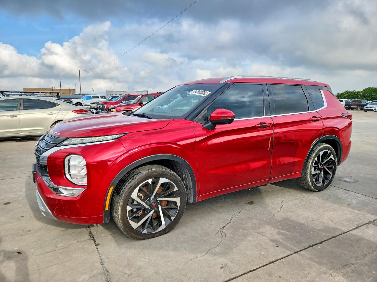 Salvage Mitsubishi Outlander Image