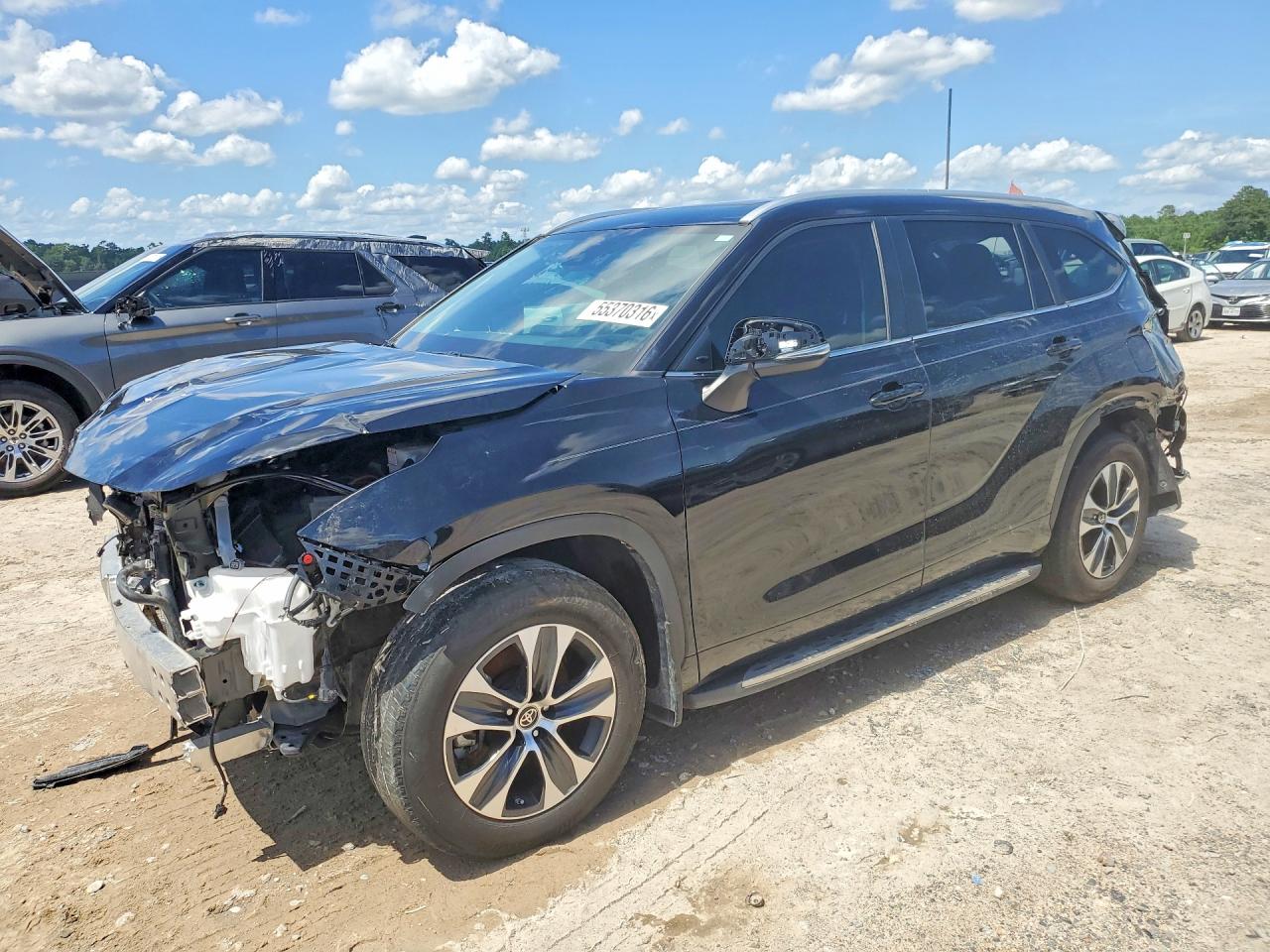 Salvage Toyota Highlander Image