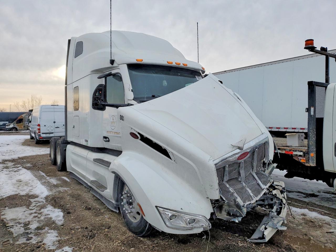Salvage Peterbilt 579 Image