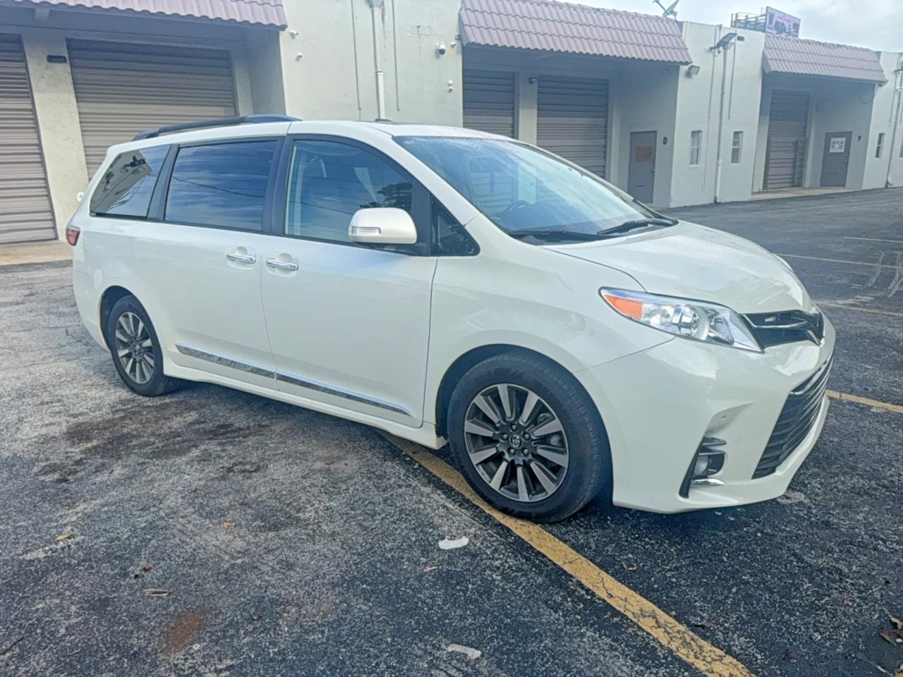 Salvage Toyota Sienna Image