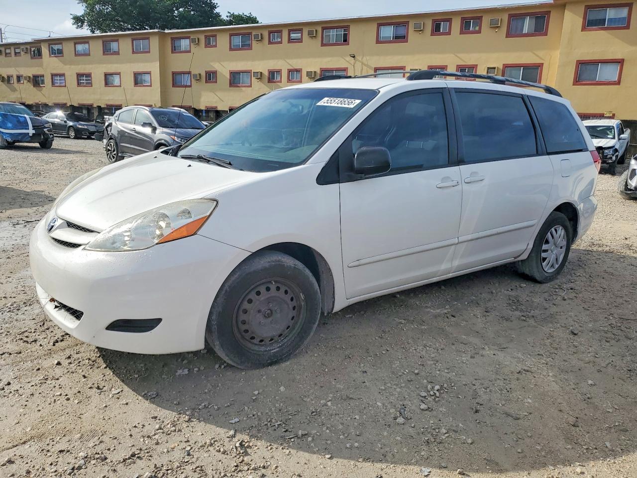 Salvage Toyota Sienna Image