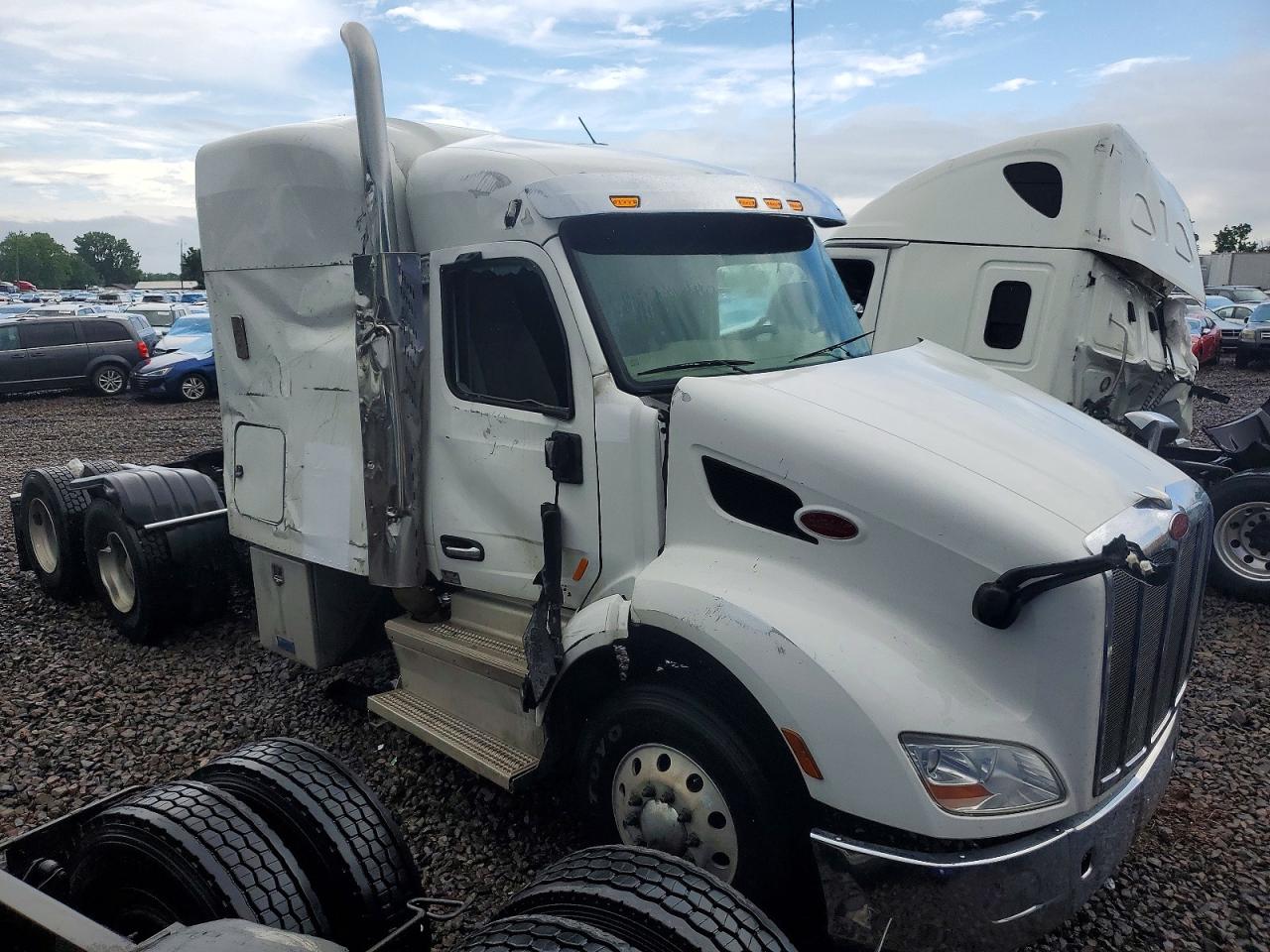 Salvage Peterbilt 579 Image