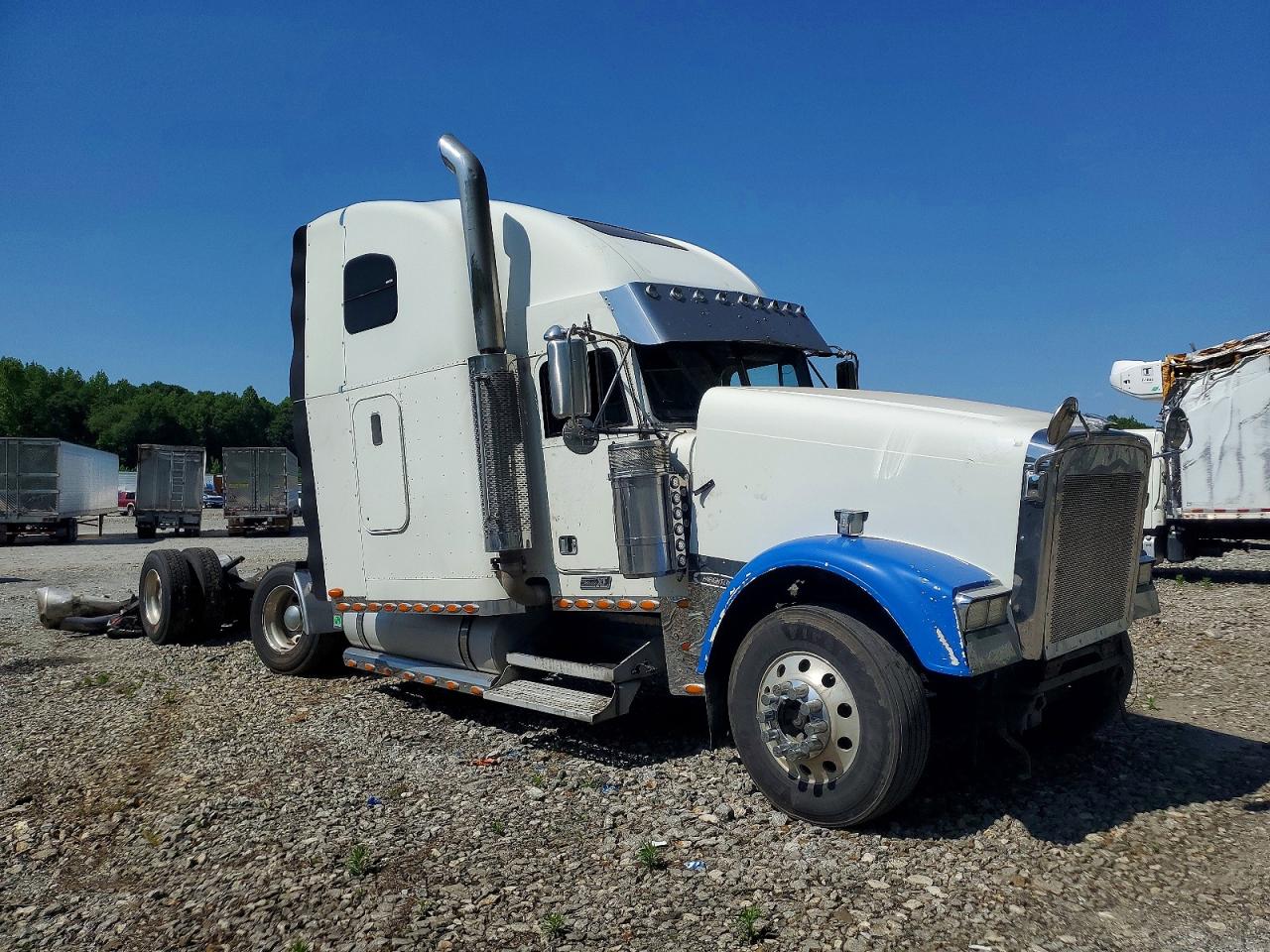 Salvage Freightliner Fld132 Image