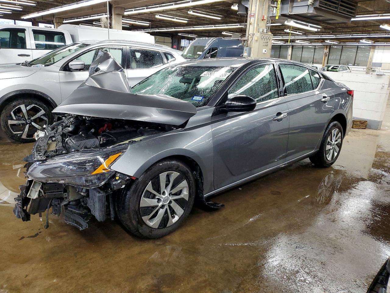 Salvage Nissan Altima Image