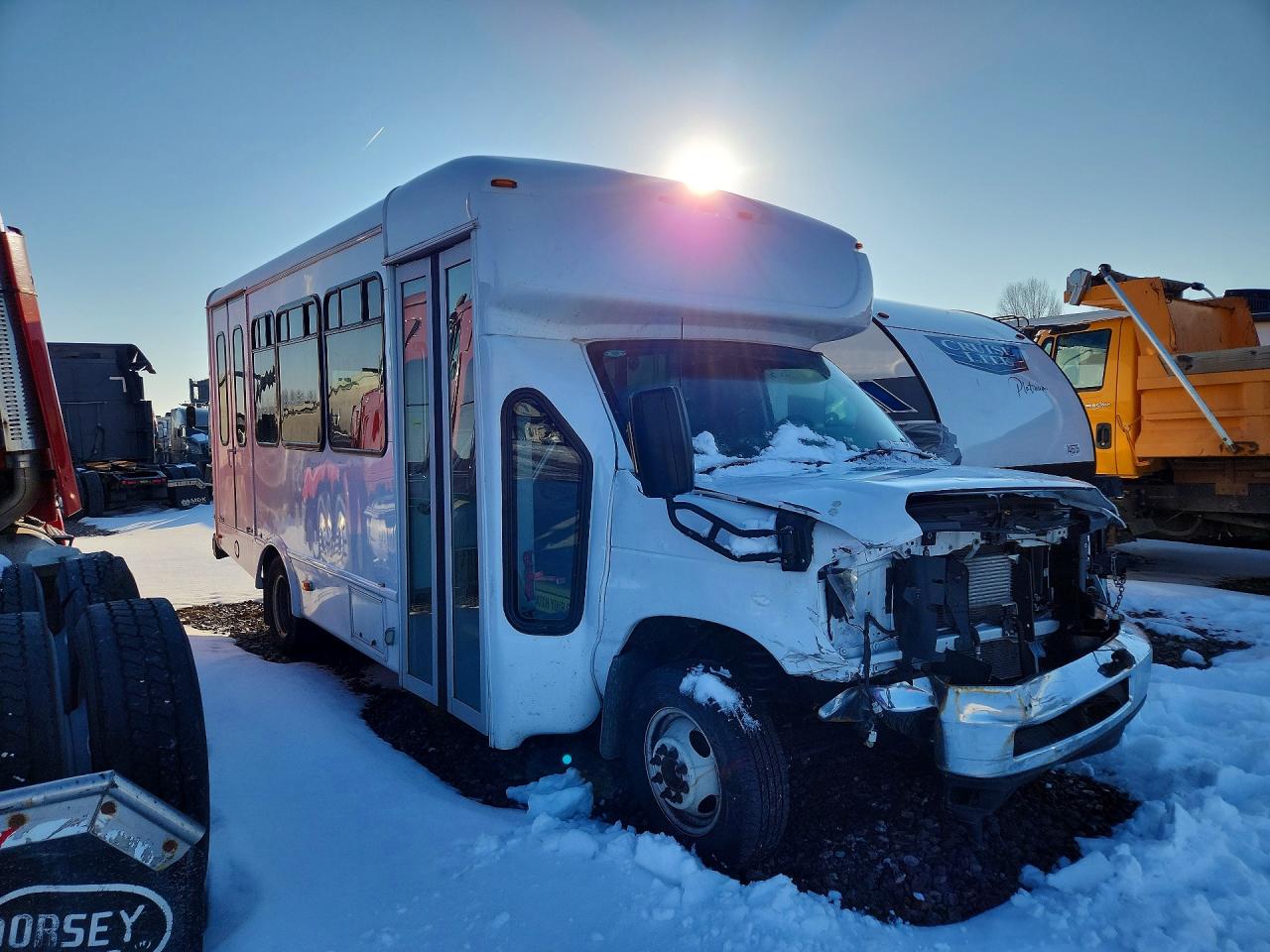 Ford Econoline E450 Super Duty Cutaway Van