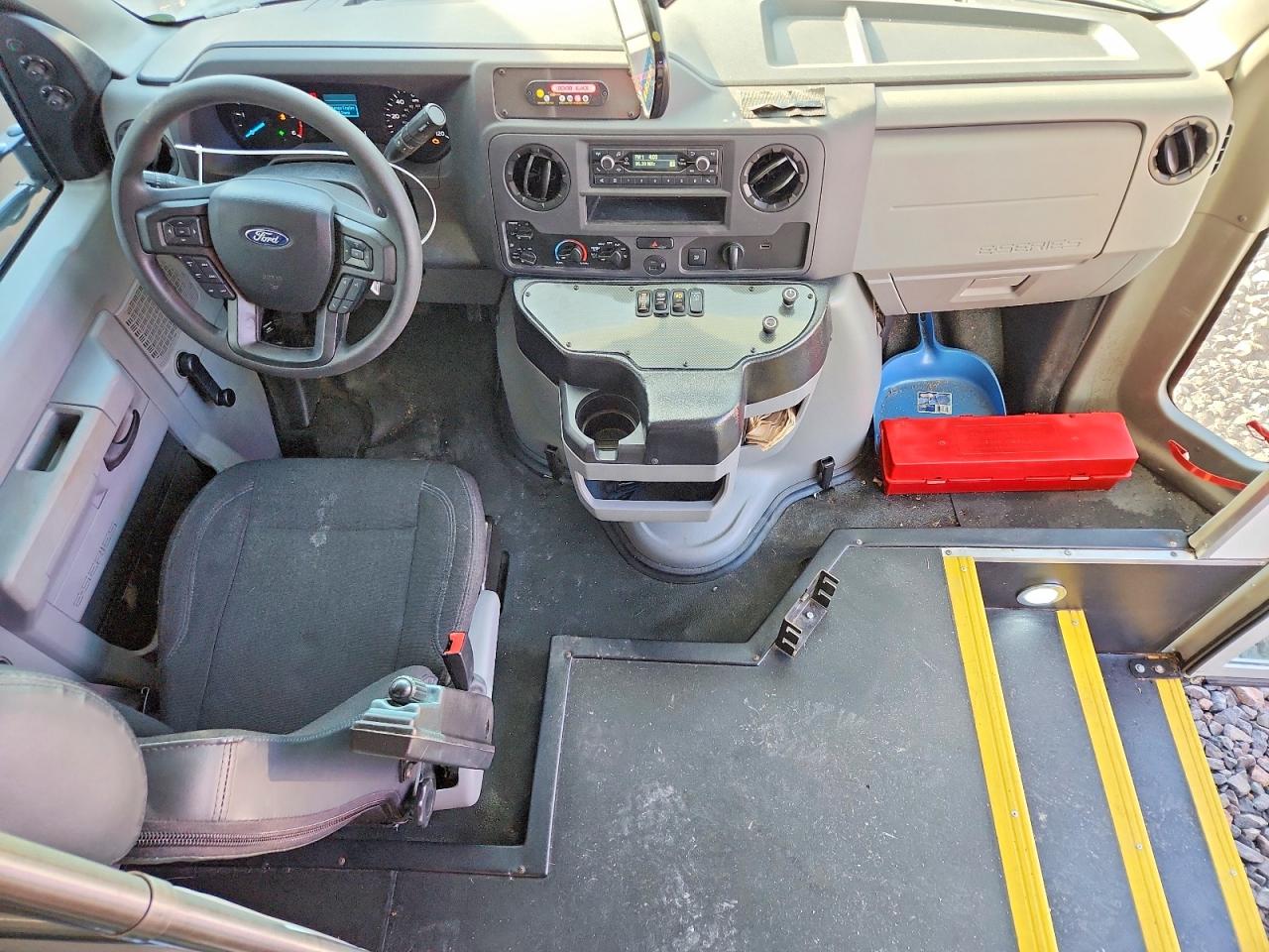 Ford Econoline E450 Super Duty Cutaway Van