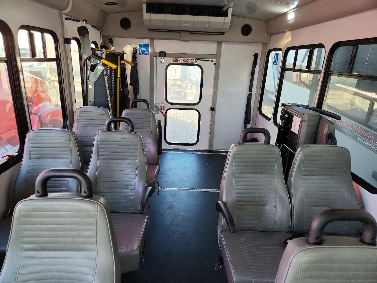 Ford Econoline E450 Super Duty Cutaway Van
