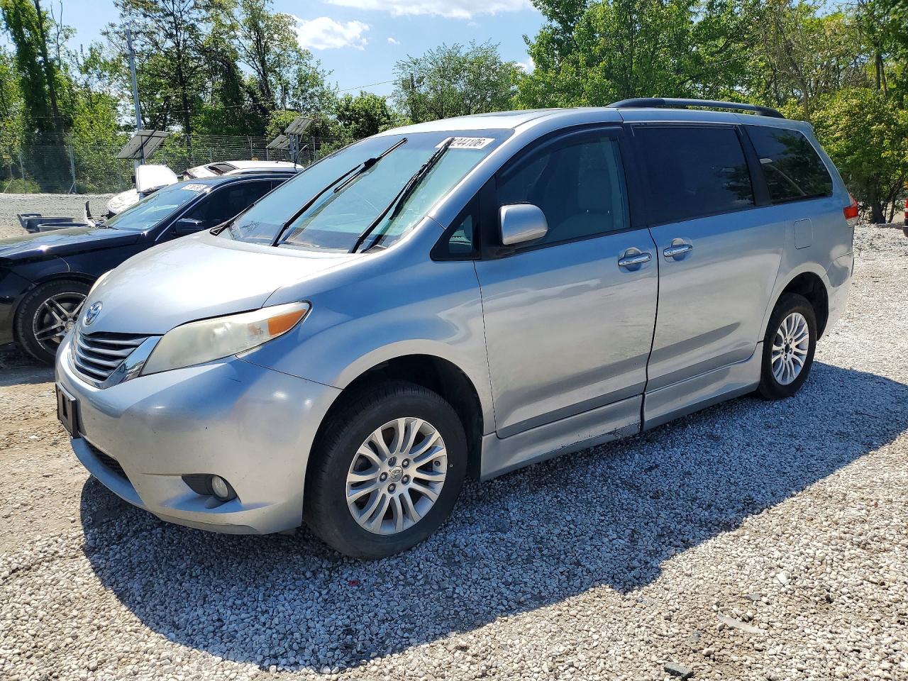 Salvage Toyota Sienna Image