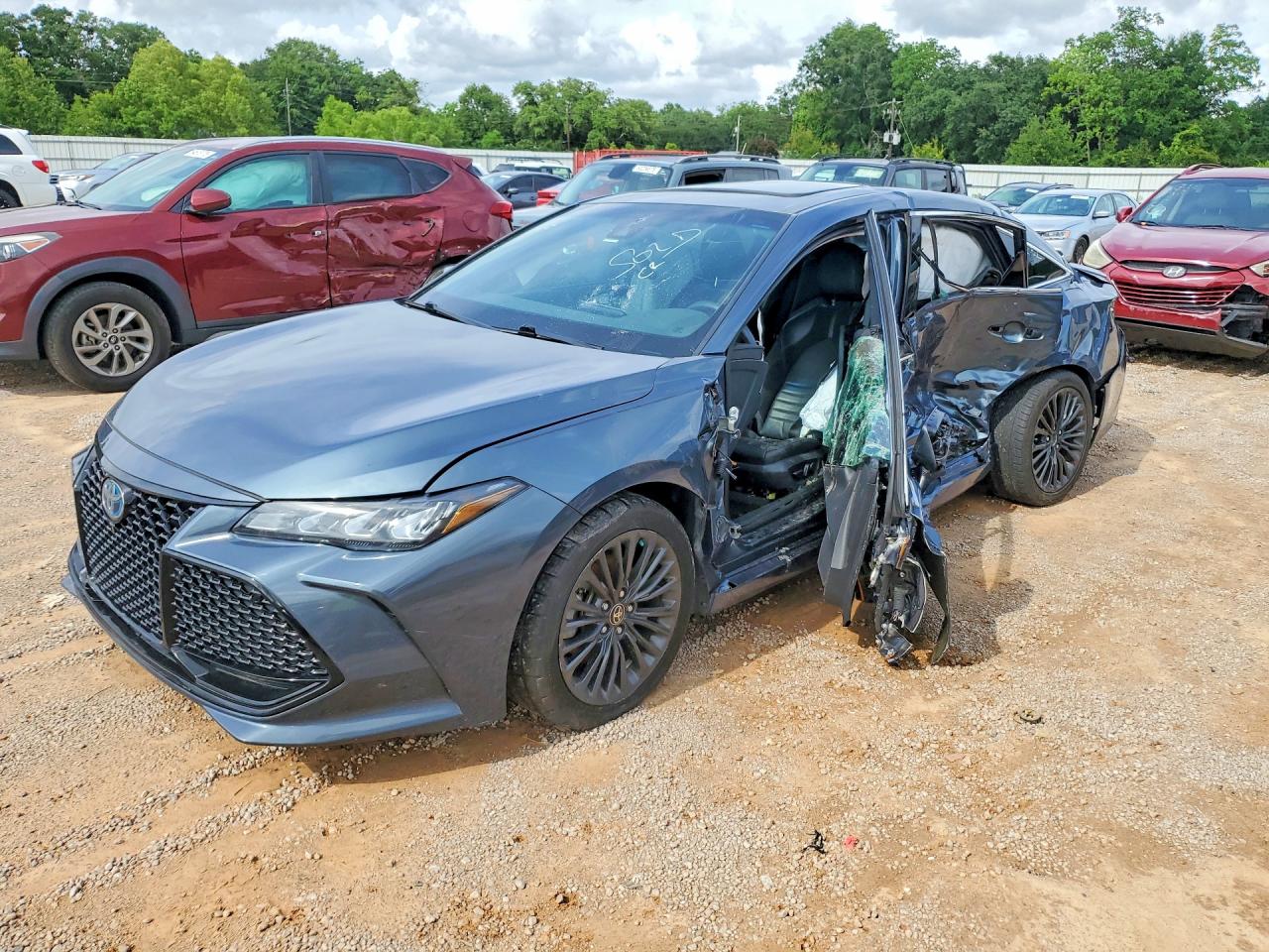 Salvage Toyota Avalon Image