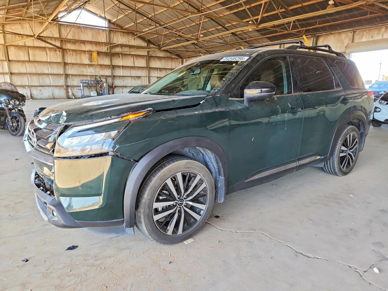 Salvage Nissan Pathfinder Image