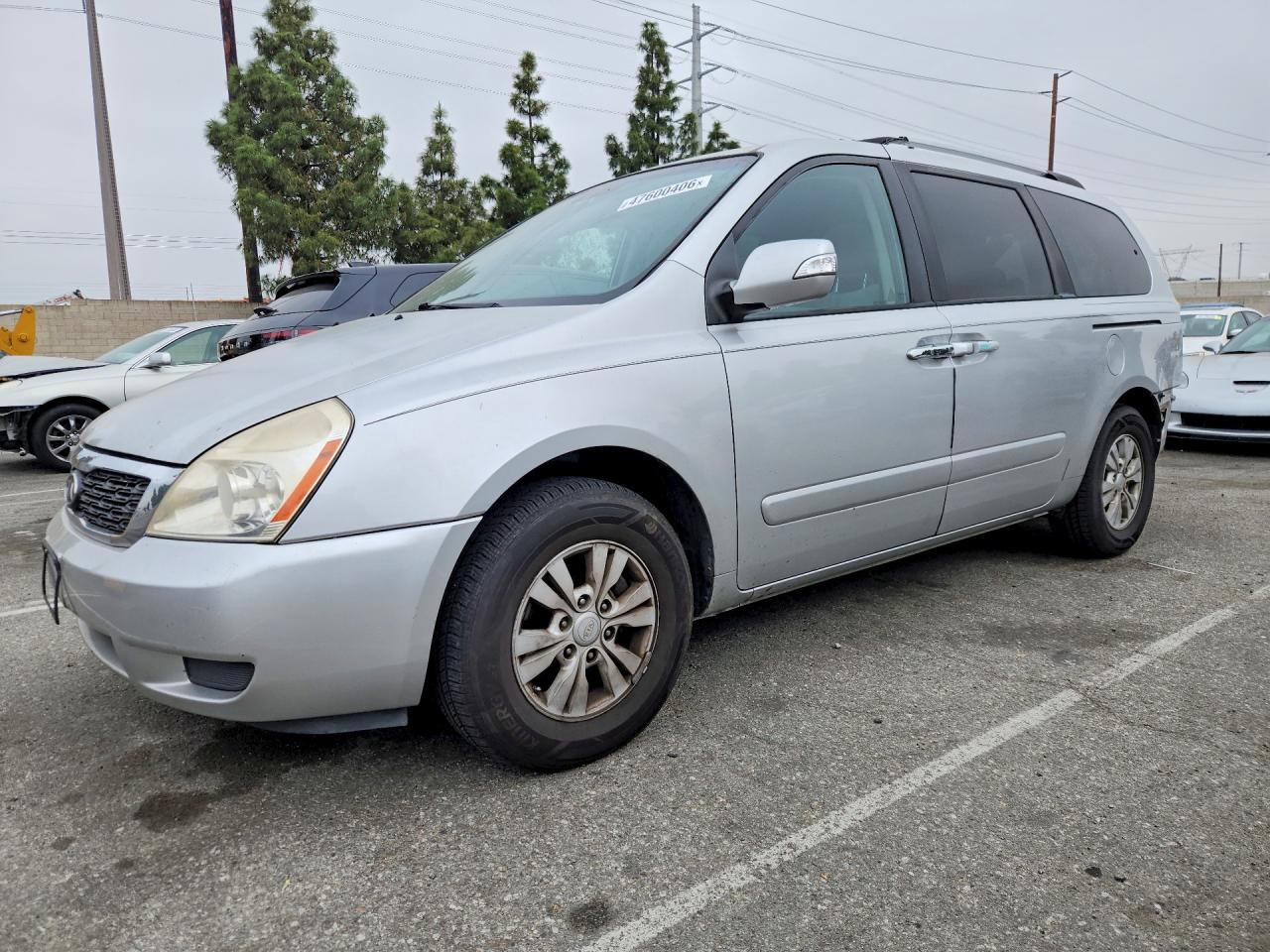 Salvage Kia Sedona Image