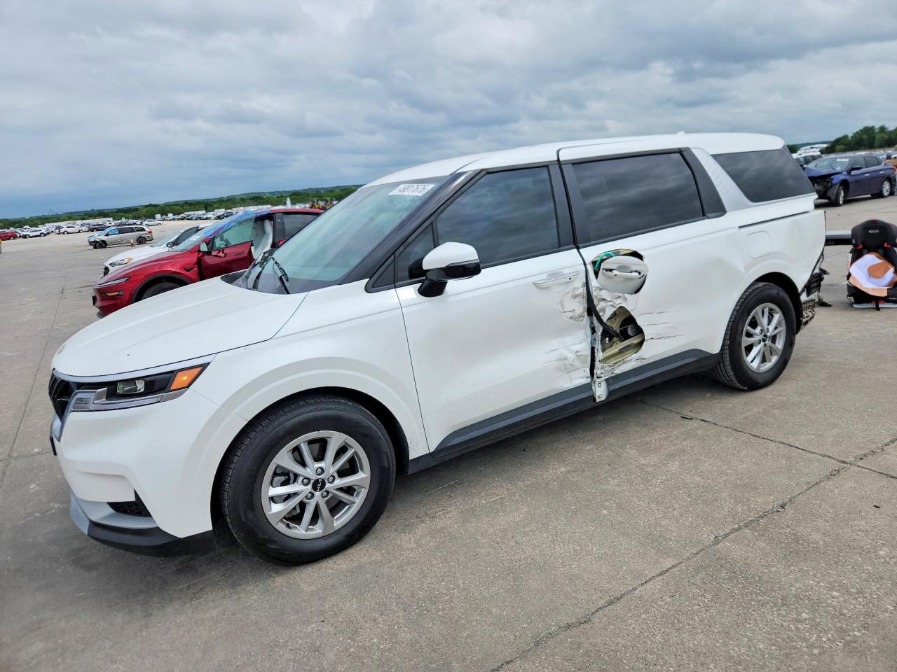 Salvage Kia Carnival Image